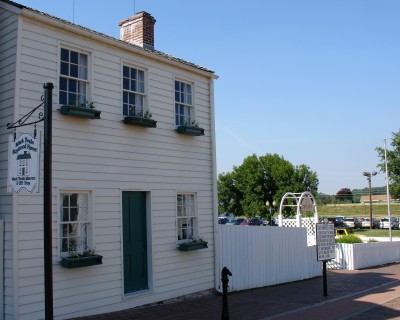 Mark Twain's boyhood home, plus the whitewashed fence (Scarborough photo)