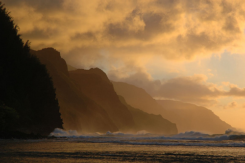 Sunset Ke'e Beach Kauai (courtesy jaybergesen at Flickr CC)