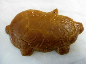 A marranitos Mexican gingerbread molasses pig cookie from Juarez Bakery and Restaurant, Round Rock TX (photo by Sheila Scarborough)