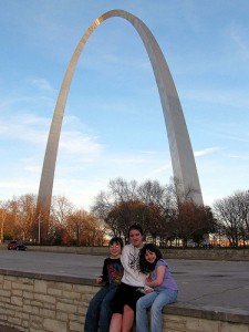 Kids at the Gateway Arch, St Louis MO (courtesy Wendy Piersall at Flickr CC)